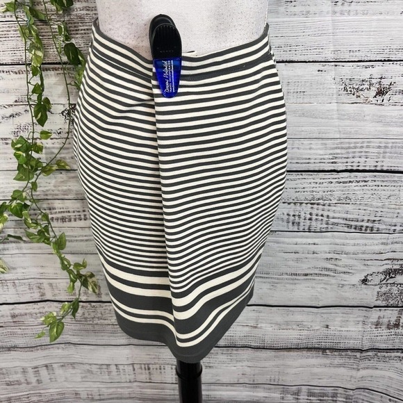 Max Studio Skirt size Medium Gray White Striped Pencil Jersey Stretch Knee Slim - Picture 9 of 10